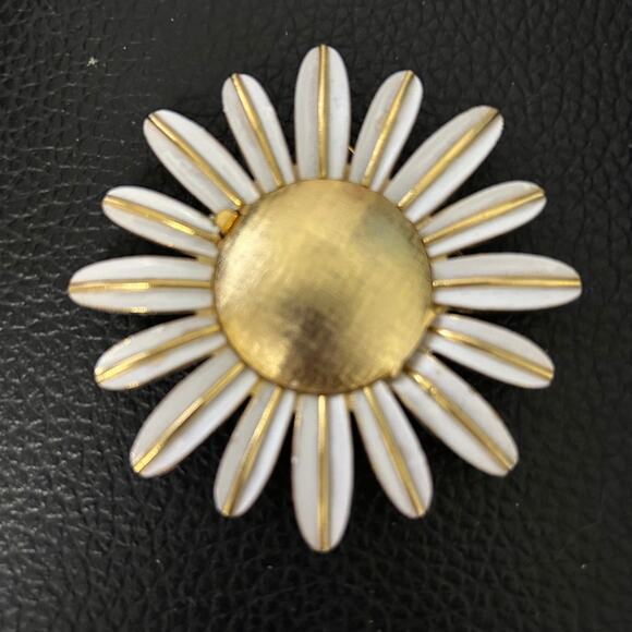 Avon Jewelry - Vintage 1969 Avon White Enamel and Gold Toned Daisy Brooch